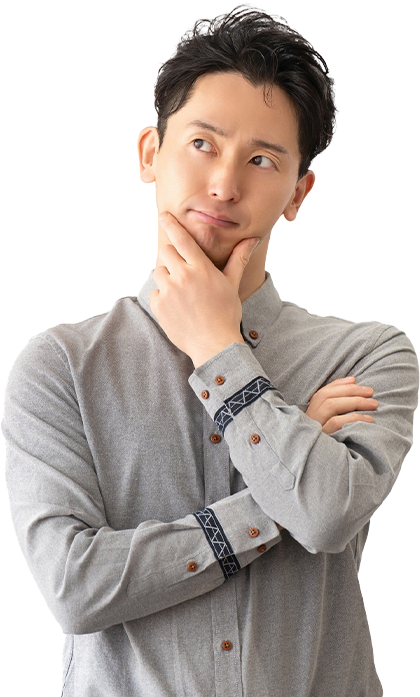 顎に手を置き、考える男性