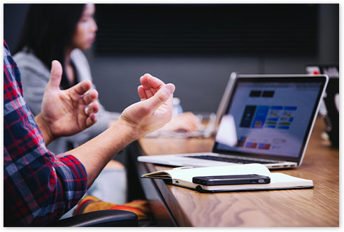 ノートパソコンの画面に向かって熱く話している人の様子