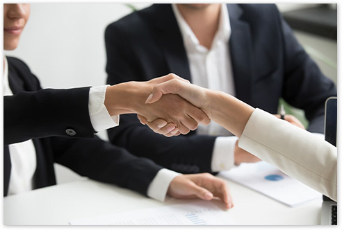 向かい合った二人がしっかりと握手している様子